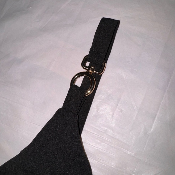 Elegant Black Sleeveless Dress - Picture 6 of 9